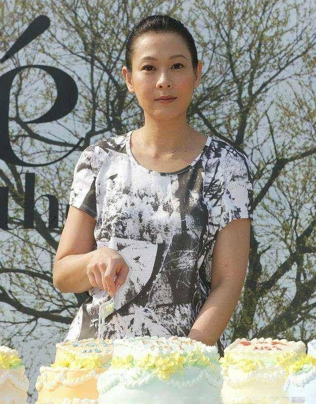 刘若英 刘若英与许晴差一岁，好像差10年，可见美容针的强大啊