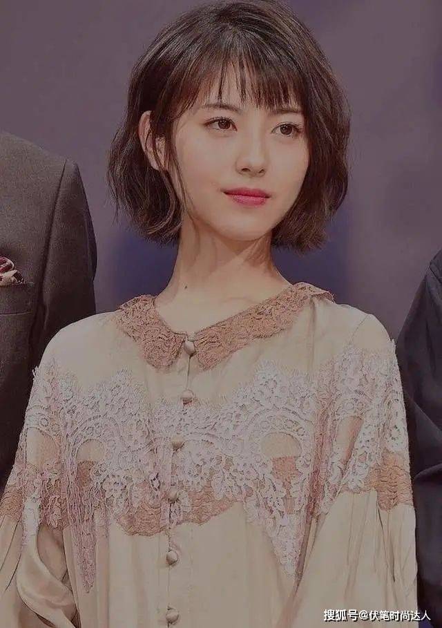 下巴50多岁的女人，剪掉你的长发吧！试试这3款短发，有白发也照样美