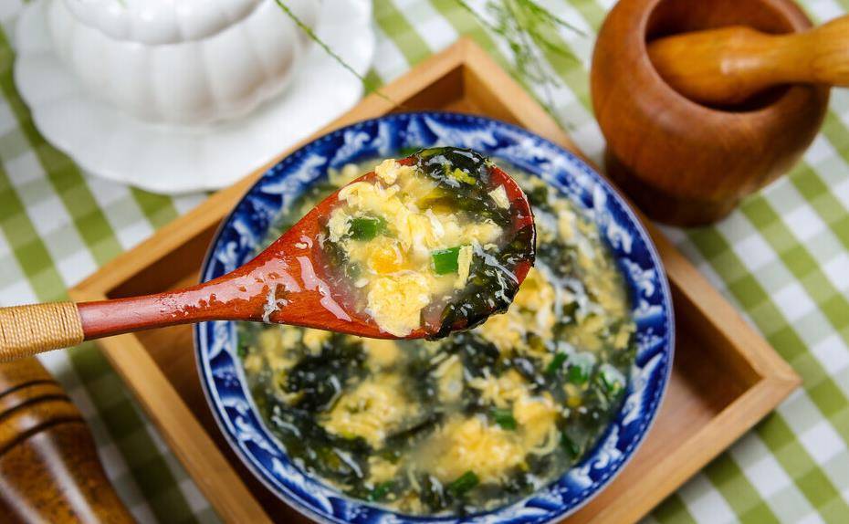 加入适量|爱美的女人，建议多吃“4红3黑2绿”，含铁量高，春季常吃气色好