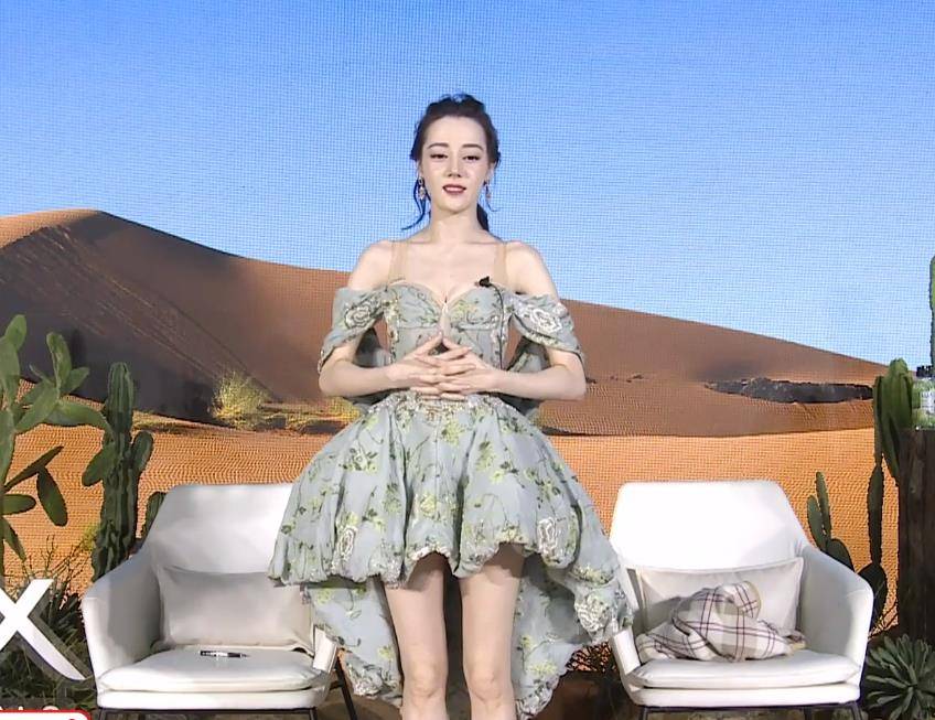 活动直播镜头下的女明星:杨紫唐嫣苹果肌瞩目,热巴娜扎跟精修图没差