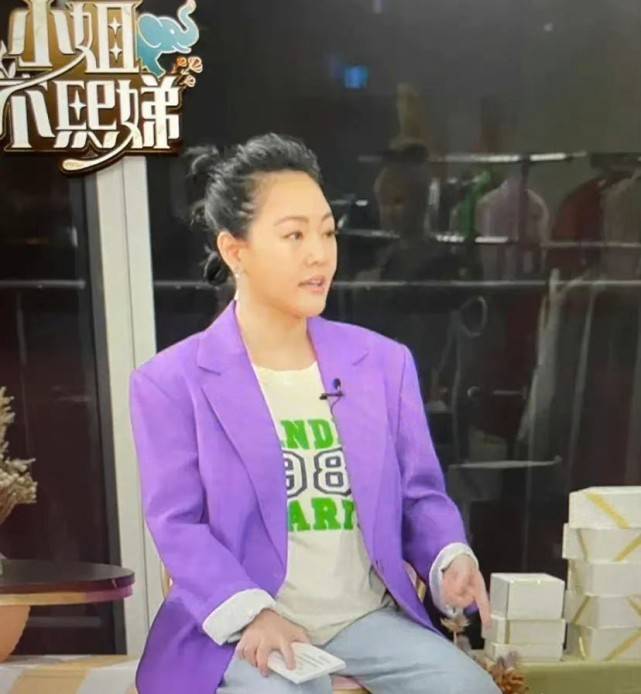 图案 小s近照曝光胖成孕妇！穿大码西装体重狂飙，坐椅子上气质差