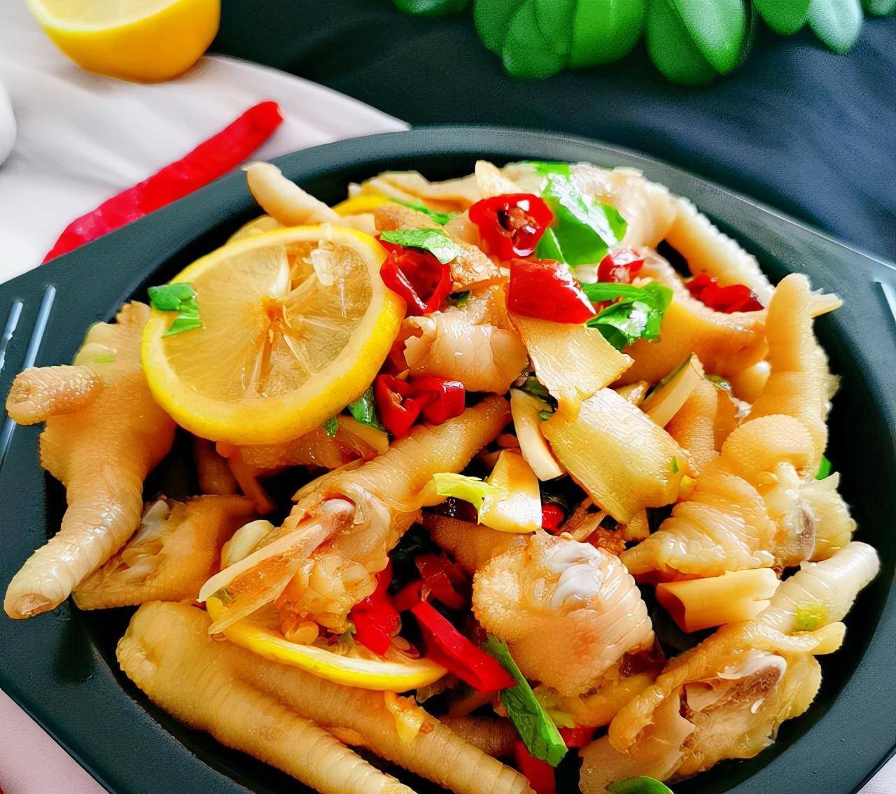 分享一道网红酸辣柠檬鸡爪的做法,越啃越上瘾,做法简单,试试吧_香菜