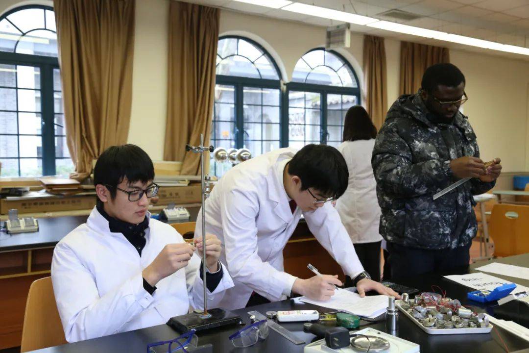 中国科学院生物学博士上课每一堂都抓住宏文学子的灵魂