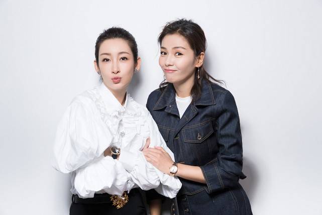 气势 中年的秦海璐还热衷泡泡袖,长纱裙透亮时尚,有点显胖但气势挺足