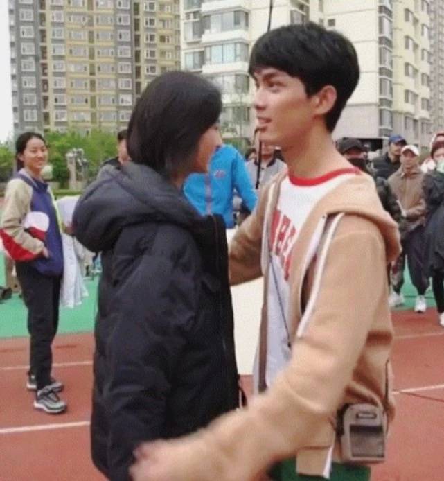 吴磊张子枫大胆了在校园上演劈叉抱160和182竟如此般配