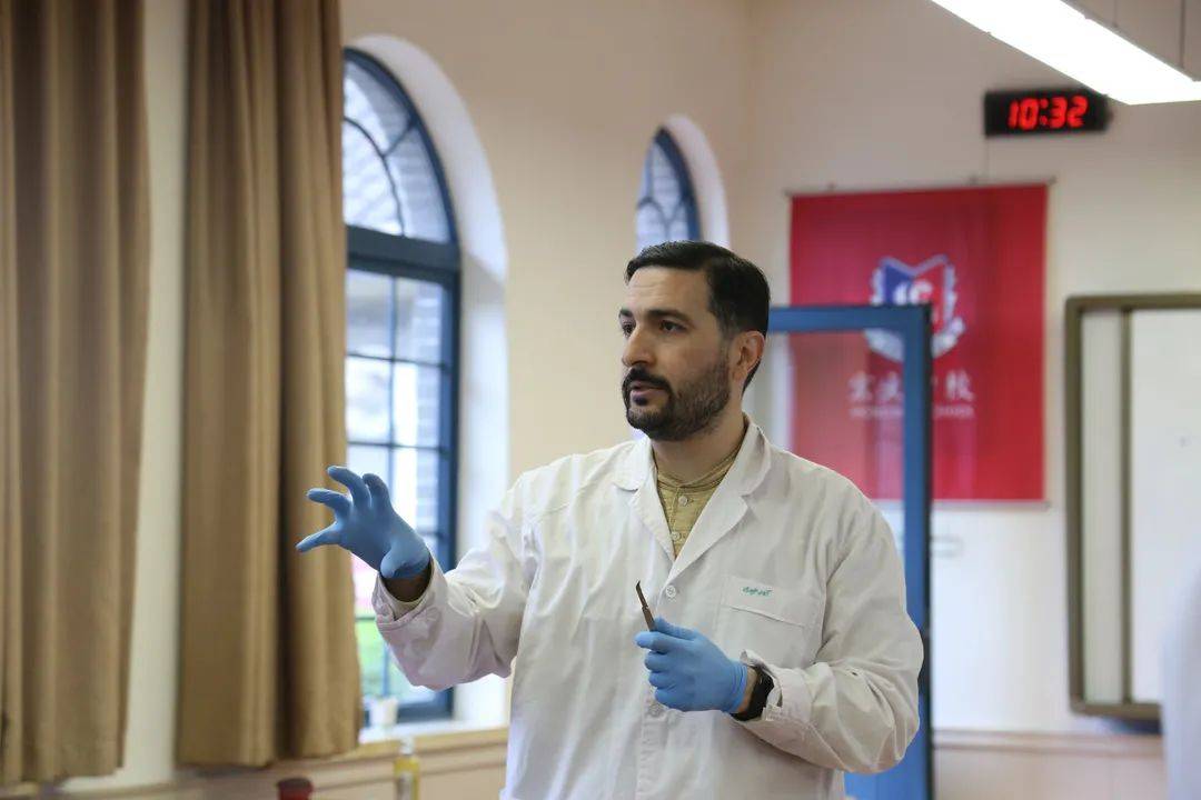 中国科学院生物学博士上课每一堂都抓住宏文学子的灵魂