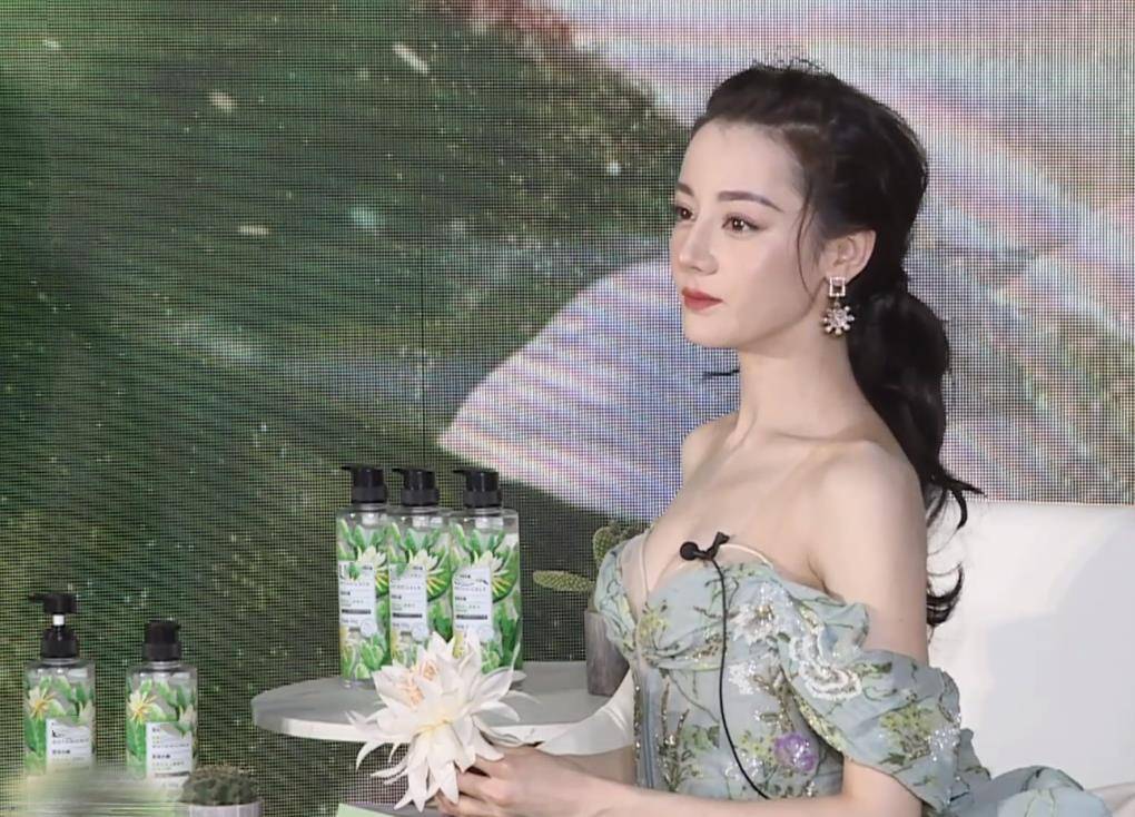 活动直播镜头下的女明星:杨紫唐嫣苹果肌瞩目,热巴娜扎跟精修图没差