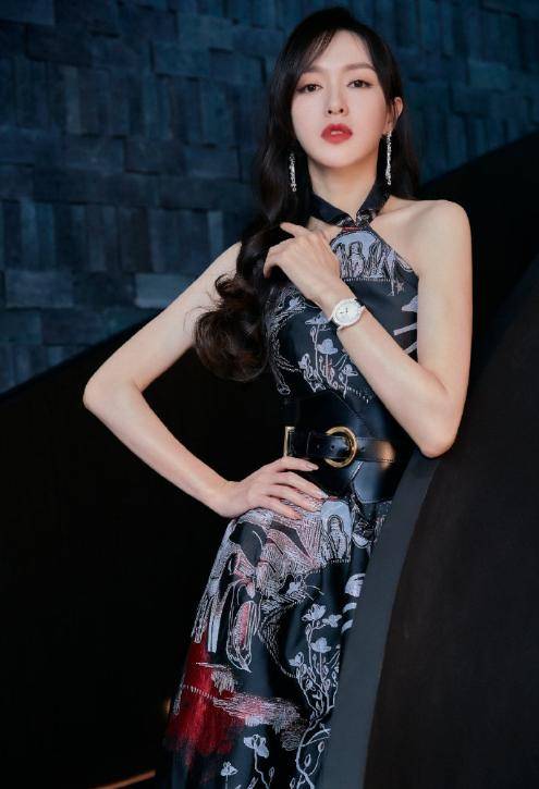 大妈 巩俐也难逃中年发福，可爱碎花裙穿出大妈感，肤色暗淡变化有点大