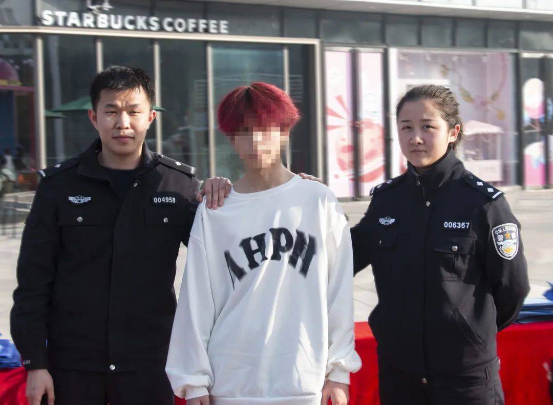 黄石团城山万达广场一女警宣传反诈时当街抓获一犯罪嫌疑人