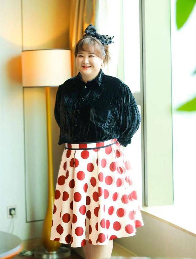 显得 贾玲又胖了，却还穿这么宽松，把百褶裙都挤得满满，女生瘦点更好