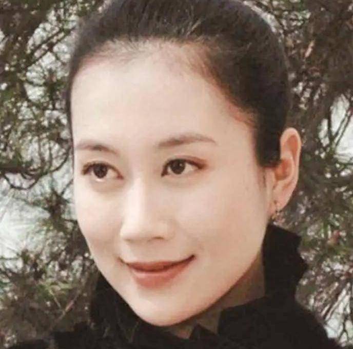 原创错爱一生温峥嵘戏外嫁给初恋男友20余年已婚生子家庭幸福