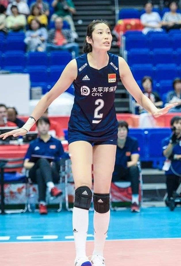 第一次见朱婷穿裙子就惊艳了,2米的大长腿,哪个女星比得上?