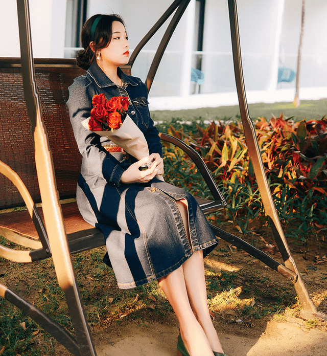 显得 贾玲又胖了，却还穿这么宽松，把百褶裙都挤得满满，女生瘦点更好