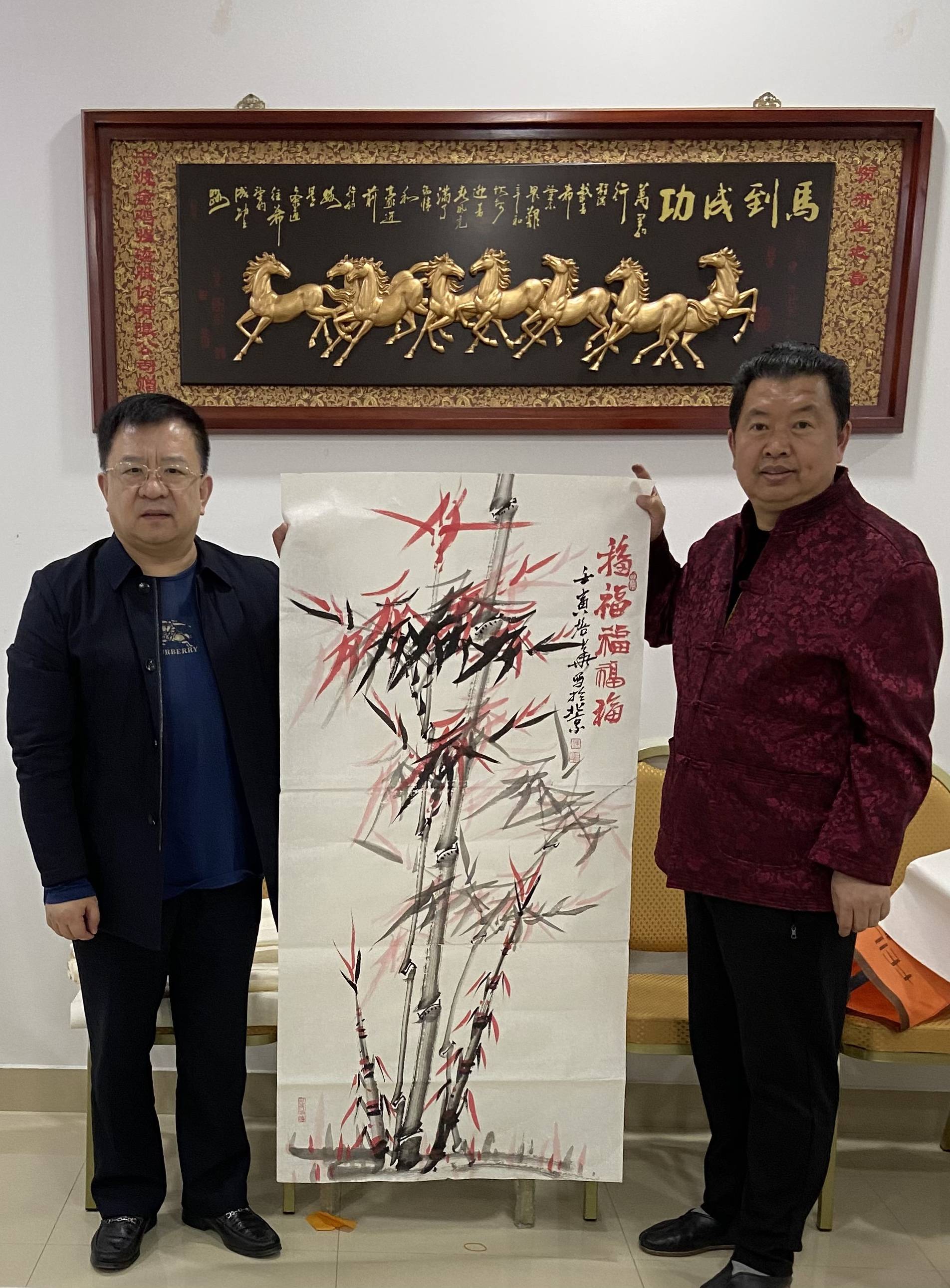 总裁联孚新能源汽车总裁张根发和视界书画院李根红院长合影总裁中华网