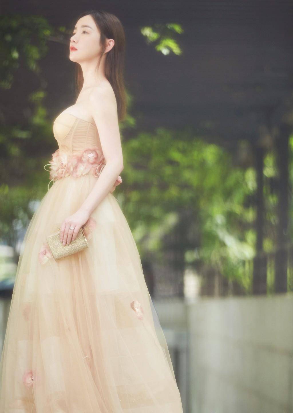 设计 31岁张檬穿吊带连衣裙,体重44KG造型却时尚抢镜,男友是金恩圣