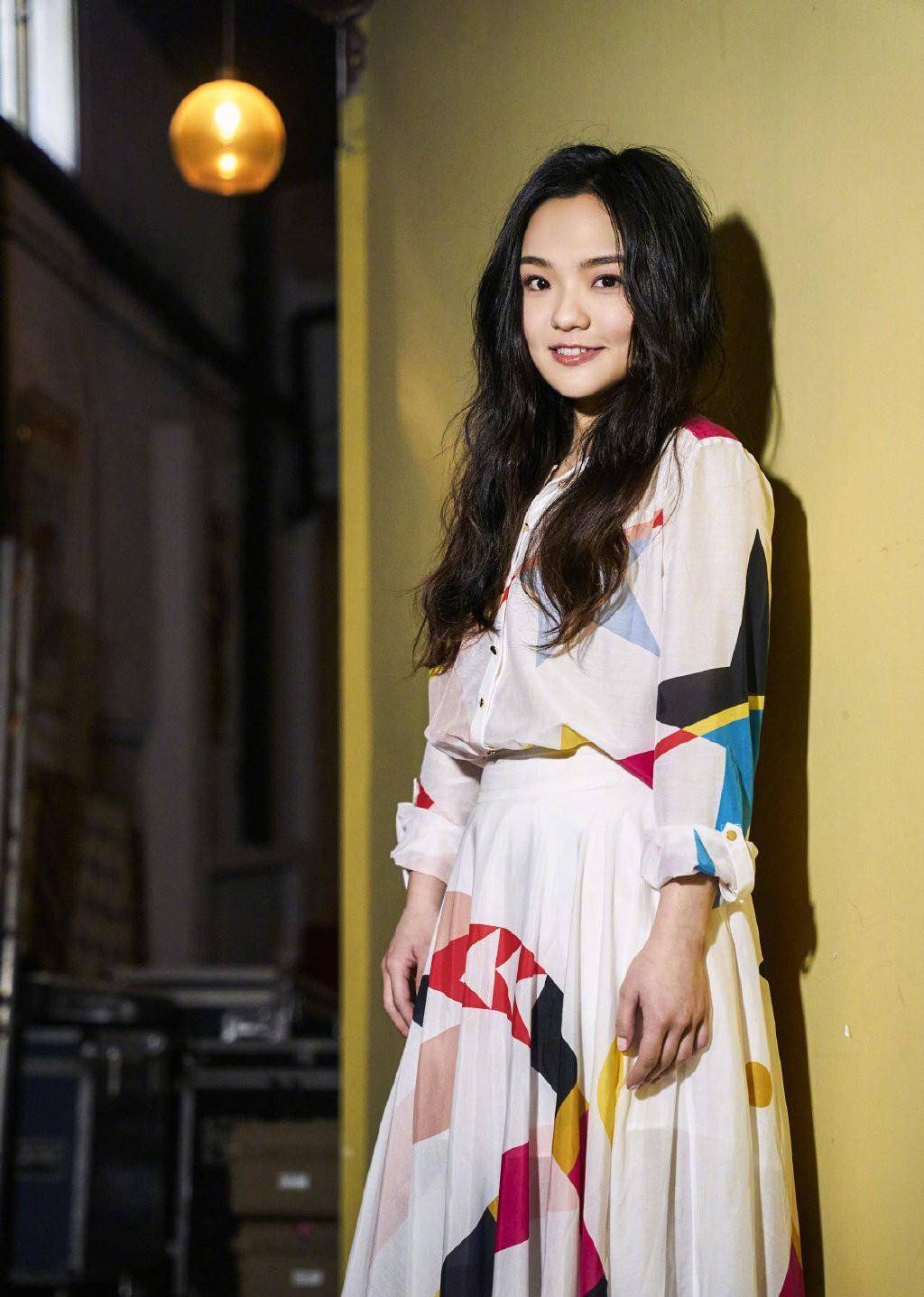 卷发|这是36岁的徐佳莹?穿几何印花套装长裙,配微卷发甜美似少女