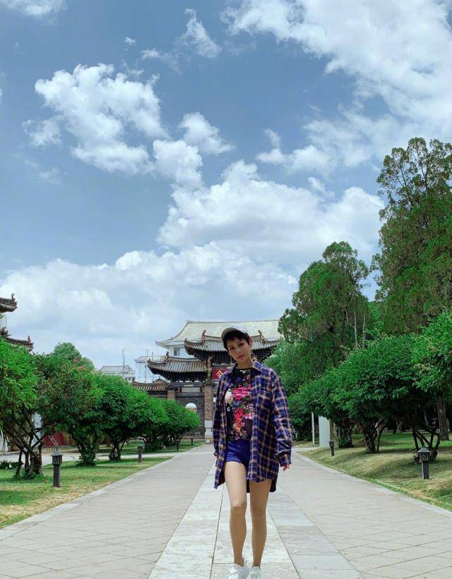 宁静47岁宁静好时髦！涂紫色口红被大张伟称“黄花梨妆”，用色太大胆