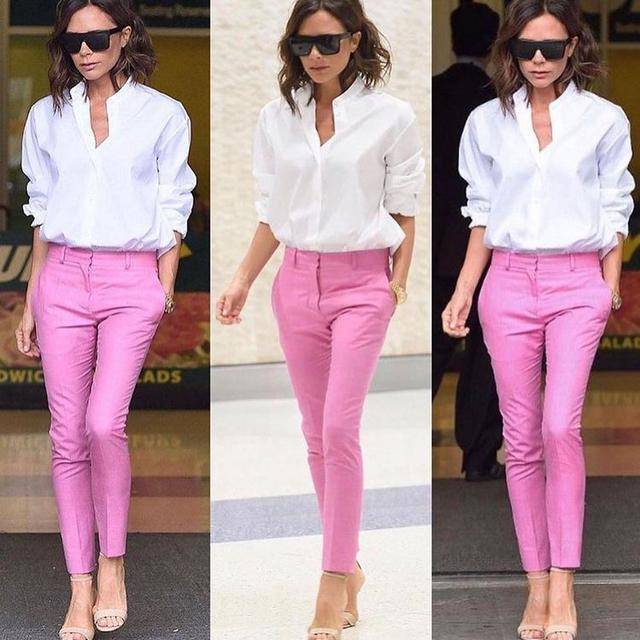 灯芯绒 47岁贝嫂出街好霸气,紫色衬衫配灯芯绒长裤,披格纹西装复古优雅