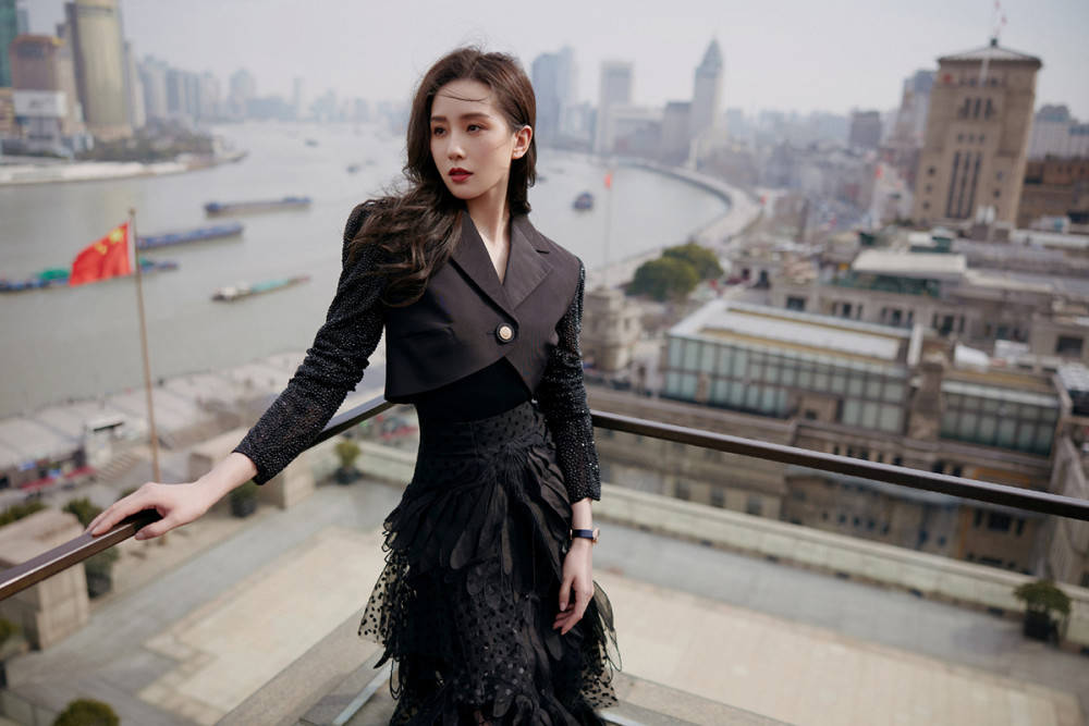 唯美 刘诗诗的两套黑色造型，同样是优雅的“裙装”穿搭，但长裙更唯美