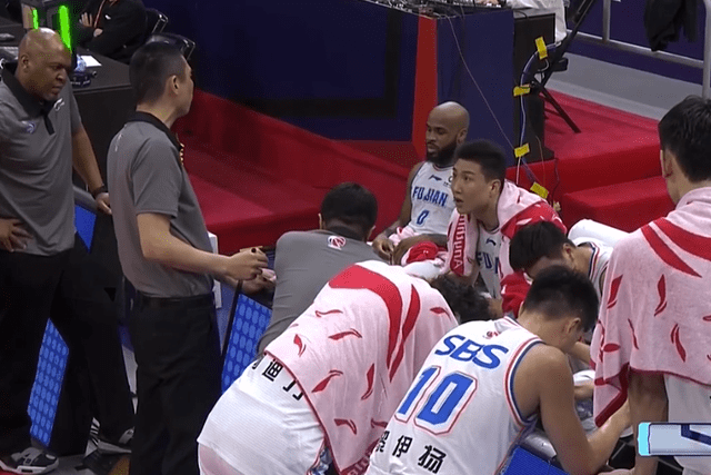 末节张永鹏造杀伤得分,伊力福拉提立即跳投还击;接着高登带球上篮2 1