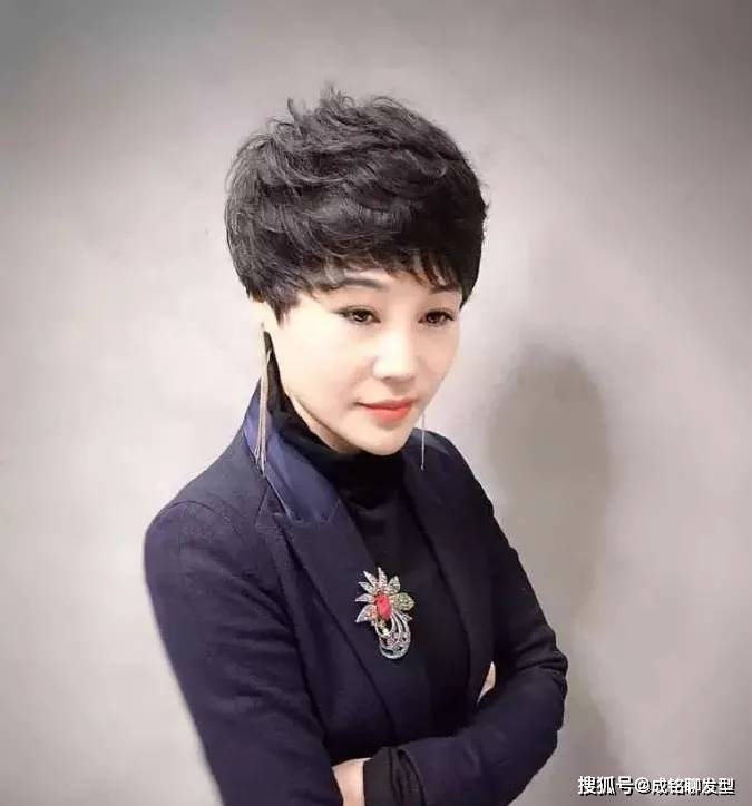 发型为什么女人过了50岁大都留短发？看这四点你就明白，短发才更适合