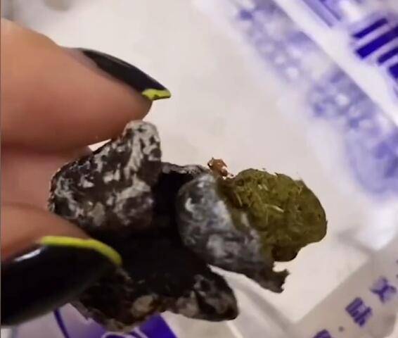 维权|过分!女子吃话梅一口咬碎“羊粪蛋”,厂家:5倍赔偿,给你2块5