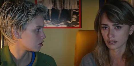 生命|从导演的角度解读《平行母亲》,电影究竟在表达什么主题?