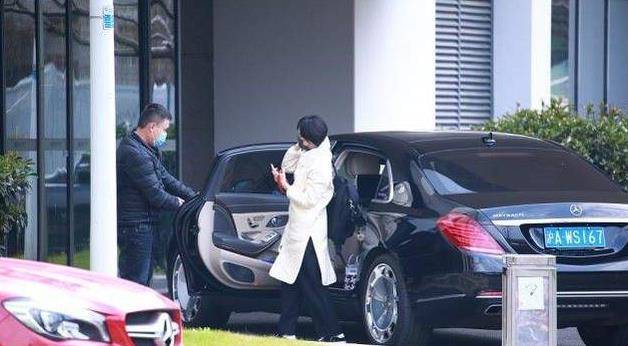 孙俪拿下高奢后就大变坐300万豪车出门高调炫富穿简约装不低调