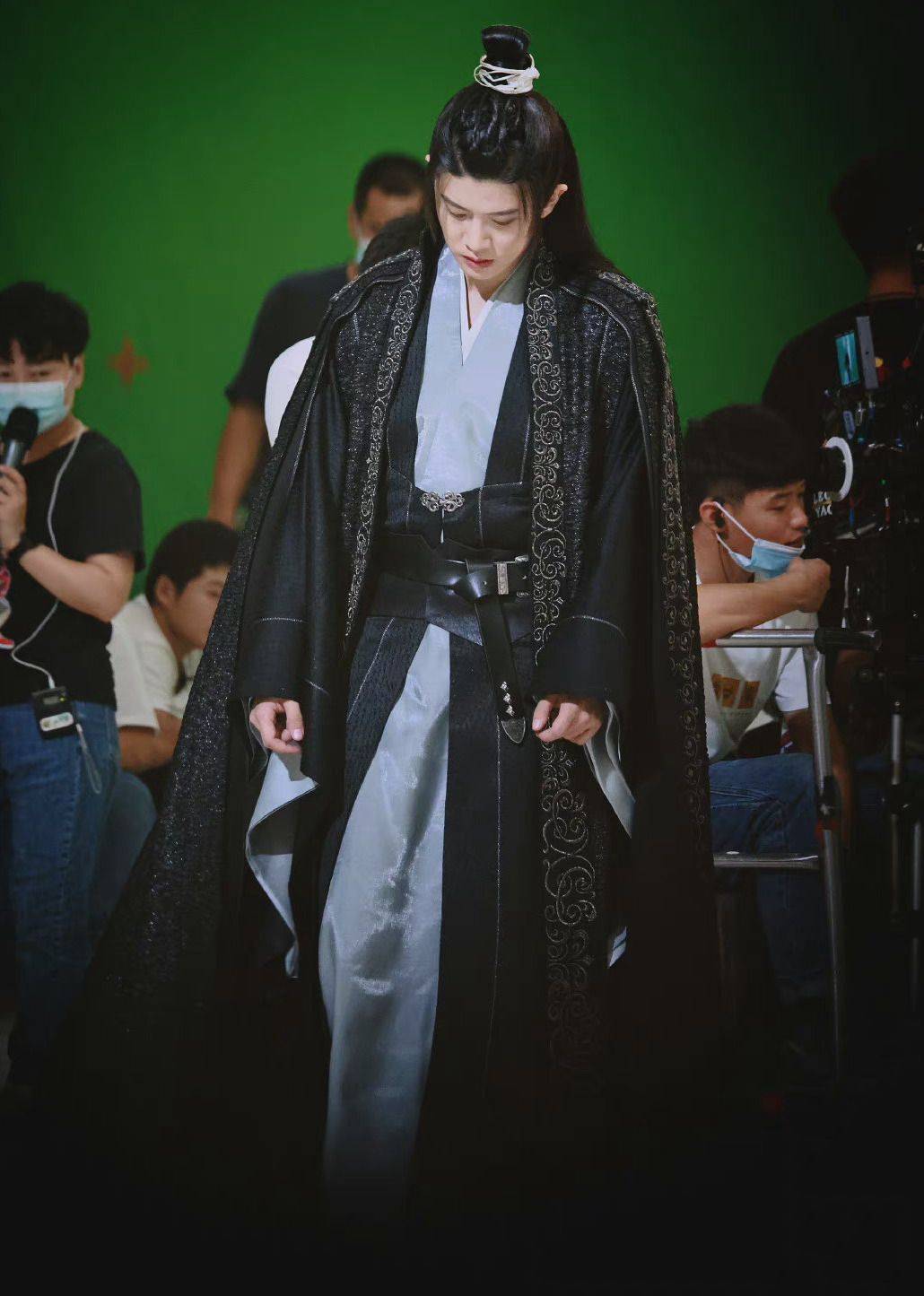 角色|迪丽热巴任嘉伦路透曝光，女方拉扯男方好甜蜜，古装扮相仙气飘飘