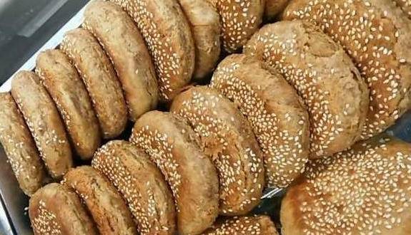 麻酱油酥饼这样做太赞了,酥得渣满地香得诱死人,邻居尝了不想走_蛋糕