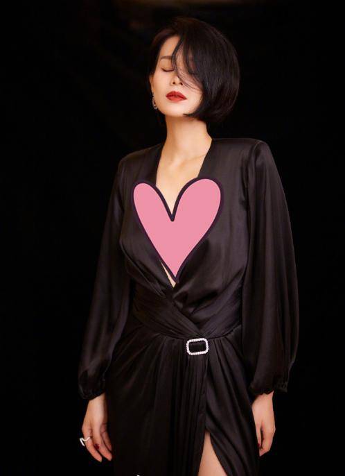 胡杏儿 胡杏儿真把自己当成20岁小姑娘了呀,穿吊带裙上台,难道不冷吗?