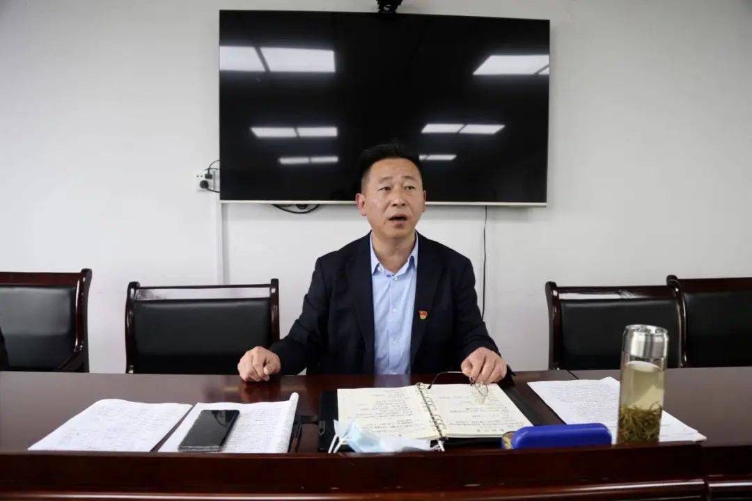 会议首先解读了《中共崇阳县交通运输局关于开展"思想大解放,作风大