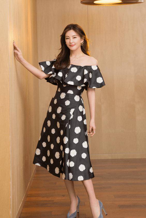 缝隙 有种坐姿叫张雨绮的“蚯蚓坐”,双腿间无丝毫缝隙,一般人模仿不了