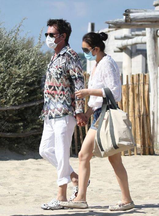 鱼尾 巩俐的“括号胯”真惊艳,穿鱼尾裙藏不住好身材,但小腹也好真实