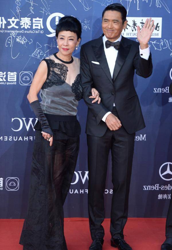 周润发的妻子状态也太好了吧,虽已经61岁了,但看着只有30多_陈荟莲