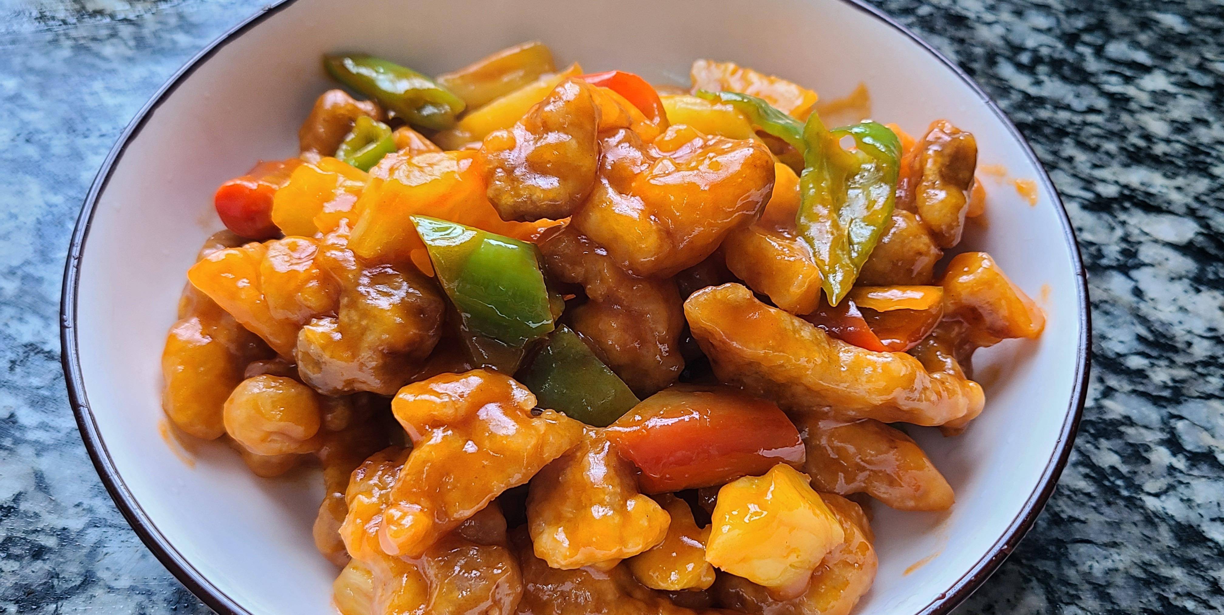 原创菠萝咕噜肉广东夏天很火的一道美食开胃又好吃味道特别