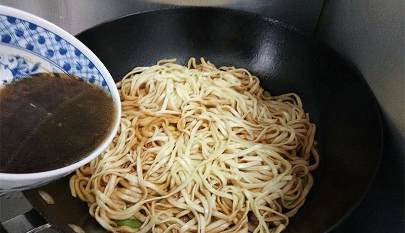 汤汁|家常豆角焖面，面条爽滑筋道，豆角软嫩油润，一碗根本不够吃