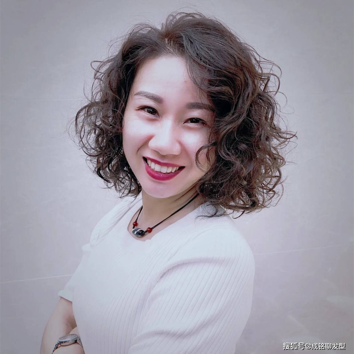 发型烫发让发量显多，中老年人多久烫一次头发合适？看这三点就明白