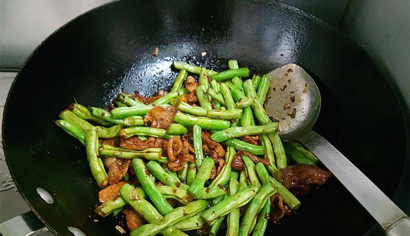 汤汁|家常豆角焖面，面条爽滑筋道，豆角软嫩油润，一碗根本不够吃