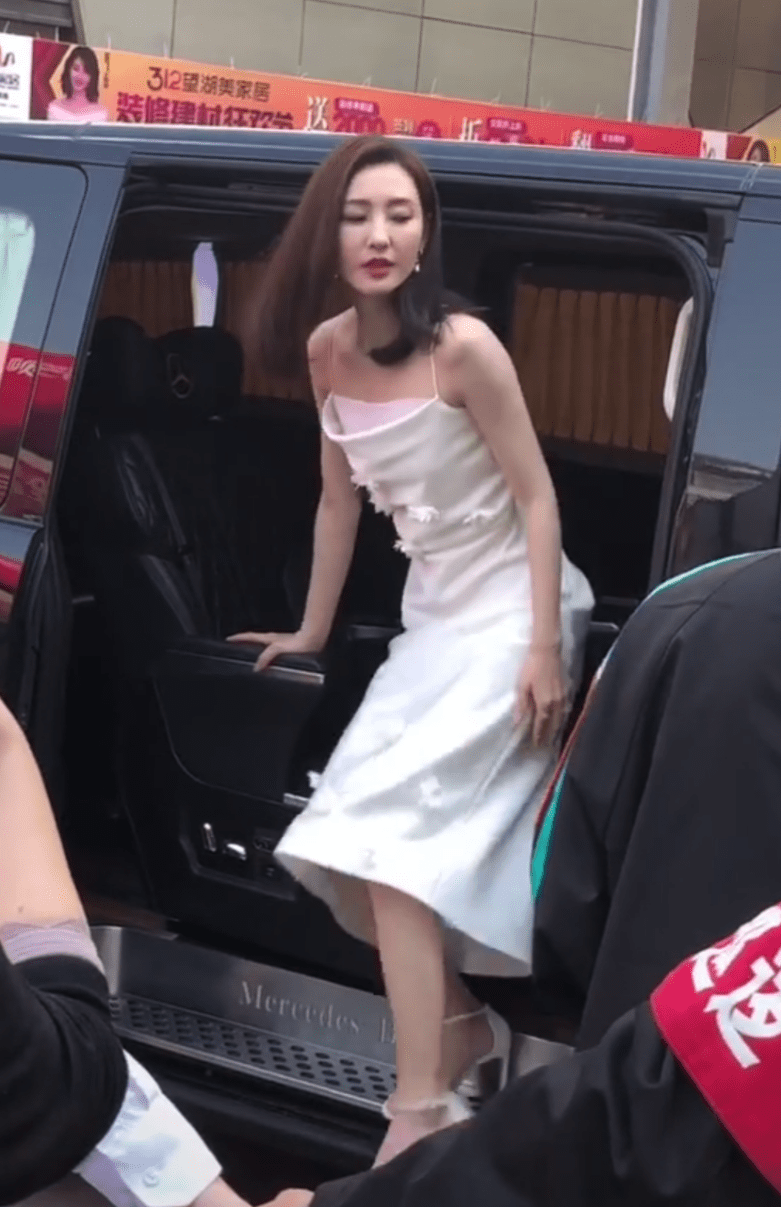 心计 王丽坤参加商演，不畏天冷穿吊带裙，36岁皮肤白皙手和腿一样纤细