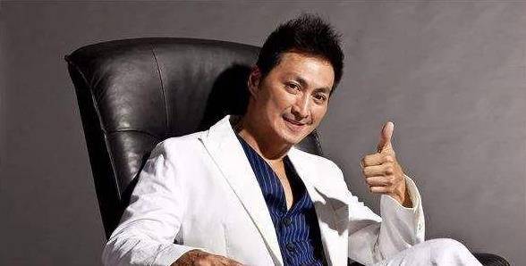 他和金超群,范鸿轩领先主演了古装武侠悬疑侦探剧《包青天》.