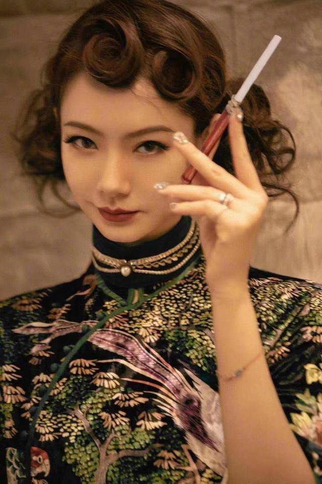 戚薇旗袍造型妩媚撩人展现古典美女人味十足