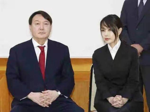 场合 韩国新总统夫人竟是网红脸！公开露脸却被法式刘海抢镜，太不端庄