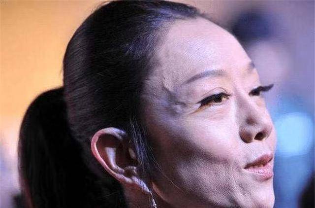 邓婕61岁的杨丽萍遇上62岁的邓婕，差距一目了然，网友：保养过度了？