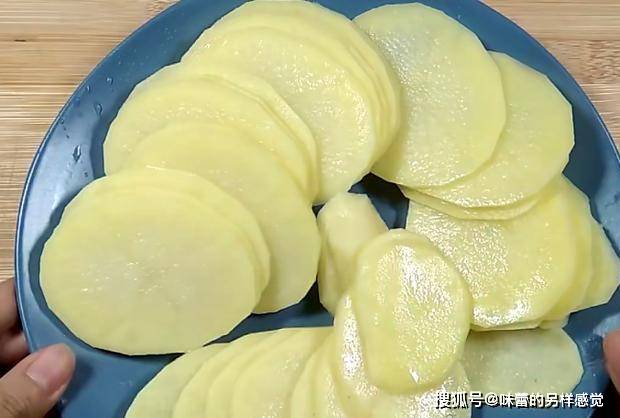 原料|早餐分享好吃的火腿土豆饼,软嫩鲜香,简单味美,大人小孩都爱吃