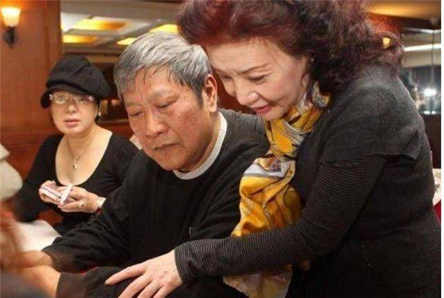 他因春晚一夜成名,意外摔成智力退化被妻女抛弃,情人却不离不弃_万沙