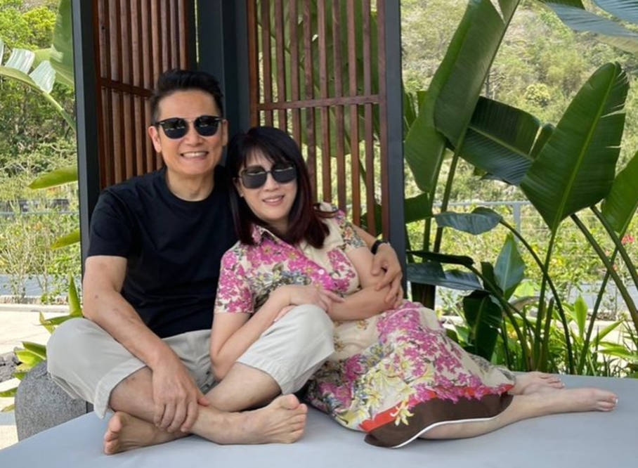 62岁徐乃麟豪宅设宴,妻子罕见露面稳坐c位,准洋儿媳妇身材出众_汪家琏