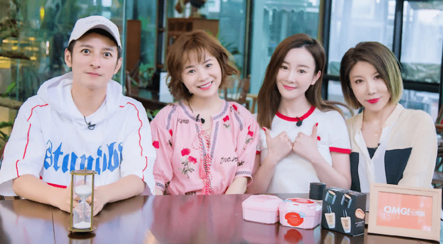 在和蔡少芬的合照中,这种对比尤其明显,明明蔡少芬的年纪比张檬大得多