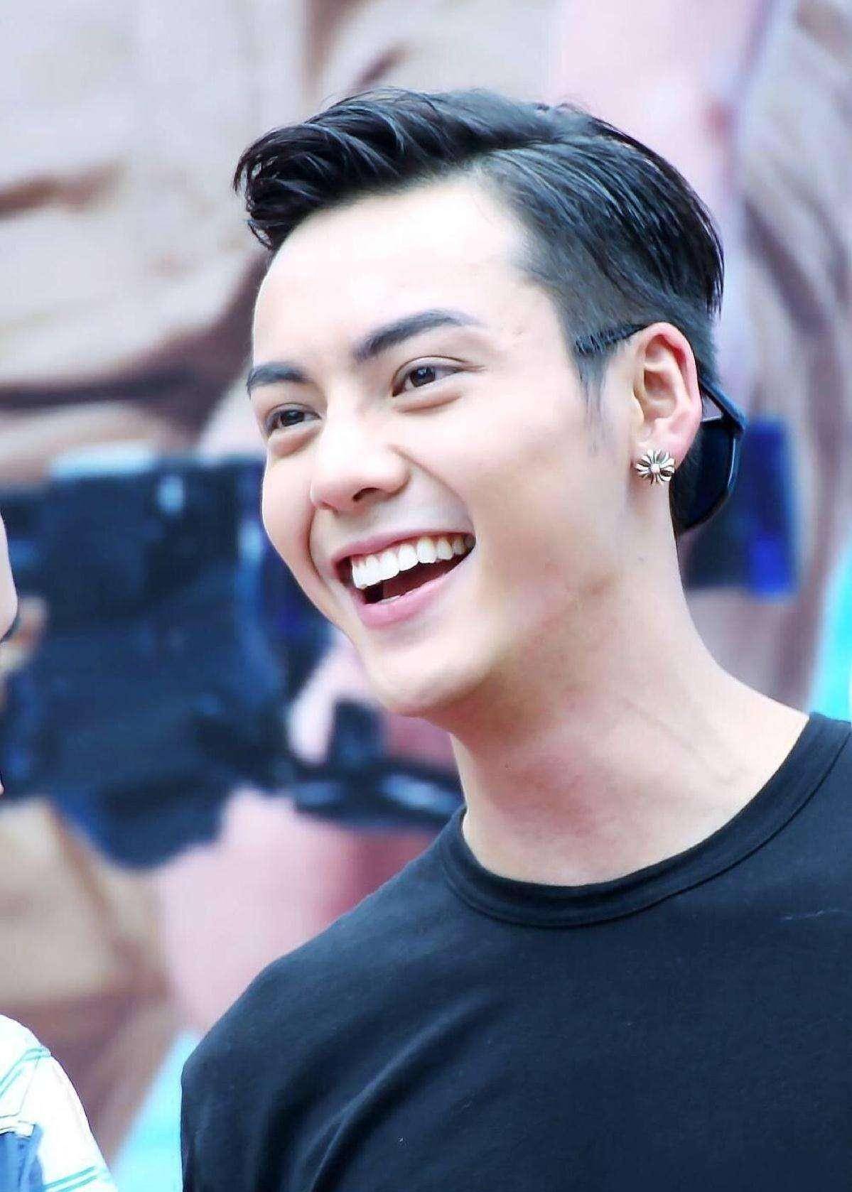 脸部翩翩公子还是坏痞型男？任嘉伦朱一龙李易峰，哪个是你最爱？