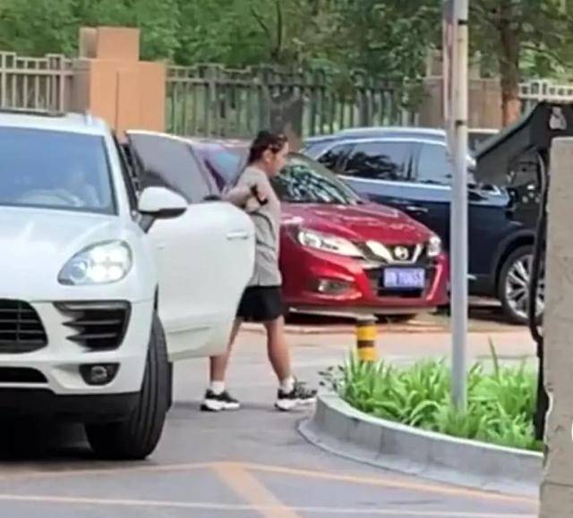 身材 33岁何洁罕见素颜带娃，穿灰色宽松T恤，一双大“粗腿”依然抢镜
